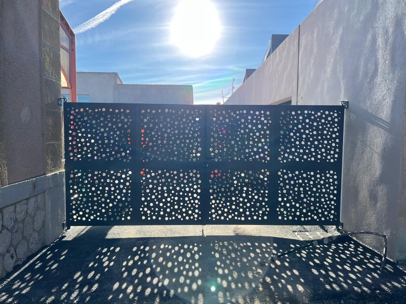 Portail avec motif découpé L5000 x H1800 mm