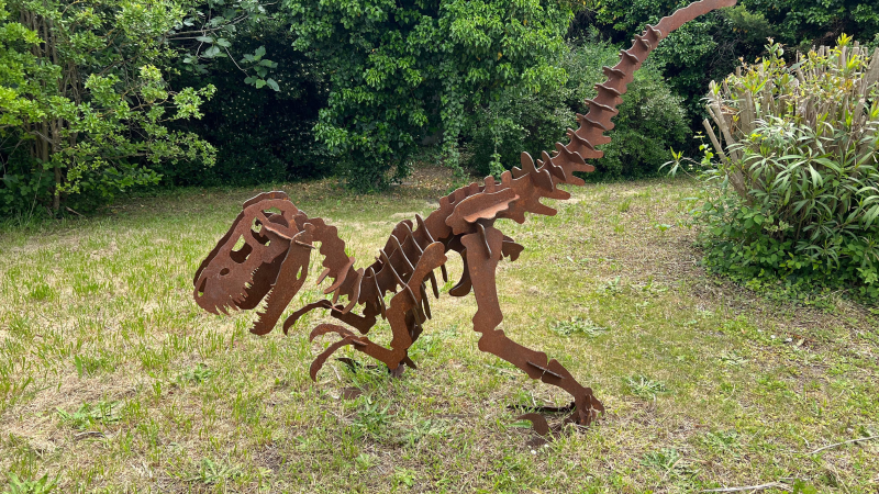 Dinosaure en métal décoratif taille réelle – Sculpture artisanale pour jardin ou espace pro à Marseille