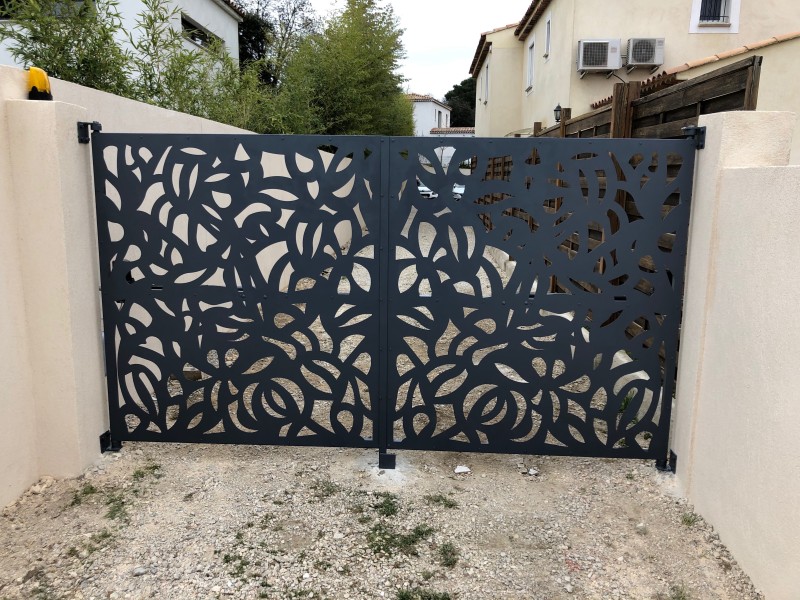 Portail avec motifs découpés L3500 x H1800 mm