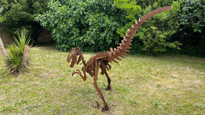 Dinosaure en métal décoratif taille réelle – Sculpture artisanale pour jardin ou espace pro à Marseille