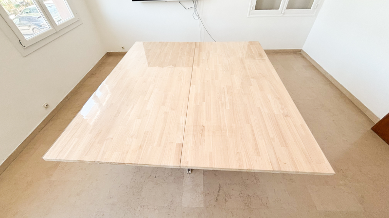 Table carrée avec pied en métal – Design contemporain et fabrication artisanale