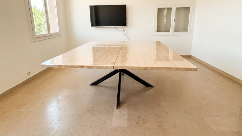 Table carrée avec pied en métal – Design contemporain et fabrication artisanale