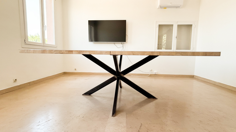 Table carrée avec pied en métal – Design contemporain et fabrication artisanale