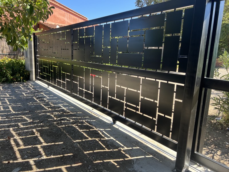 Portail avec motifs découpés L4000 x H1800 mm