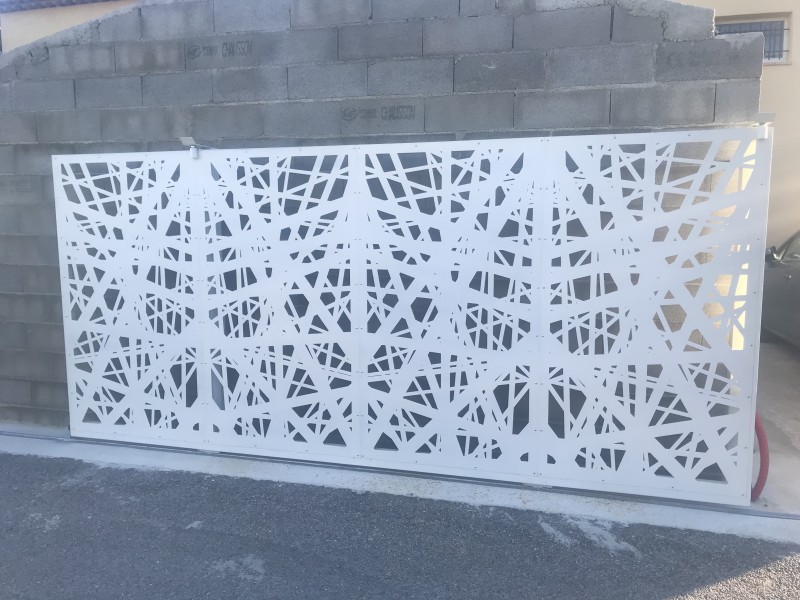 Portail avec motifs découpés L4000 x H1800 mm