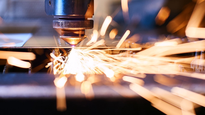 L'Art du Métal à Grans : votre expert en métallerie contemporaine, découpe laser tôle & tube, pliage et soudage.