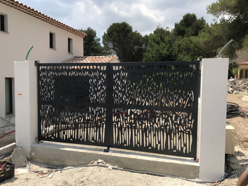 Portail avec motifs découpés L3500 x H1800 mm