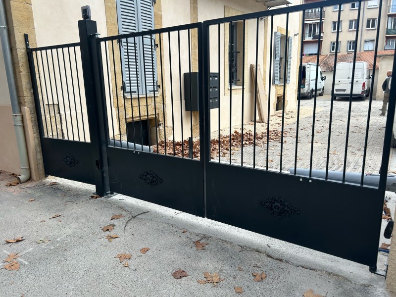 Portail à barreaudage et sous bassement L4000 x H1800 mm