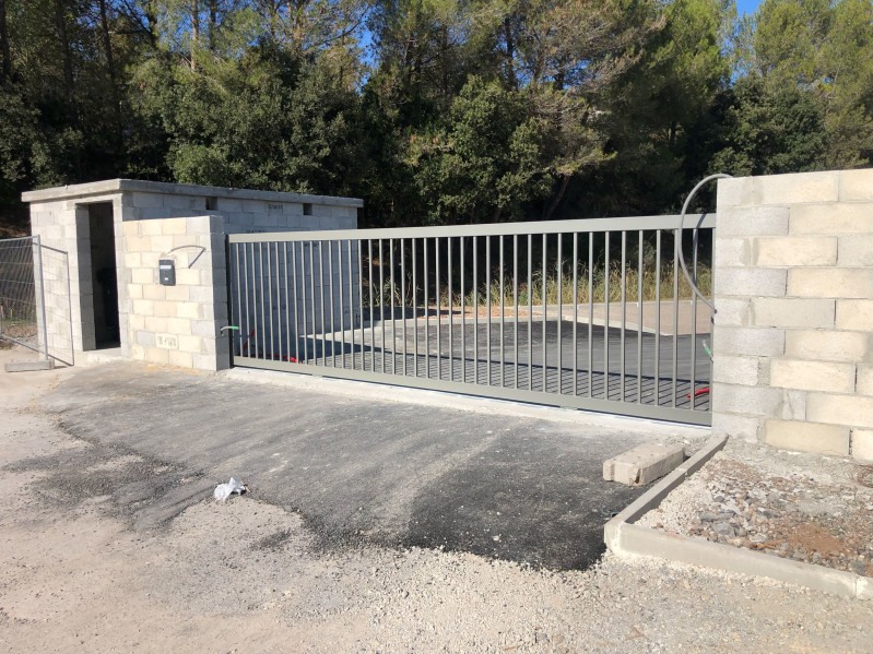 Portail en acier brut barreaudé L4000 x H1800 mm Marseille Bouches du Rhônes 