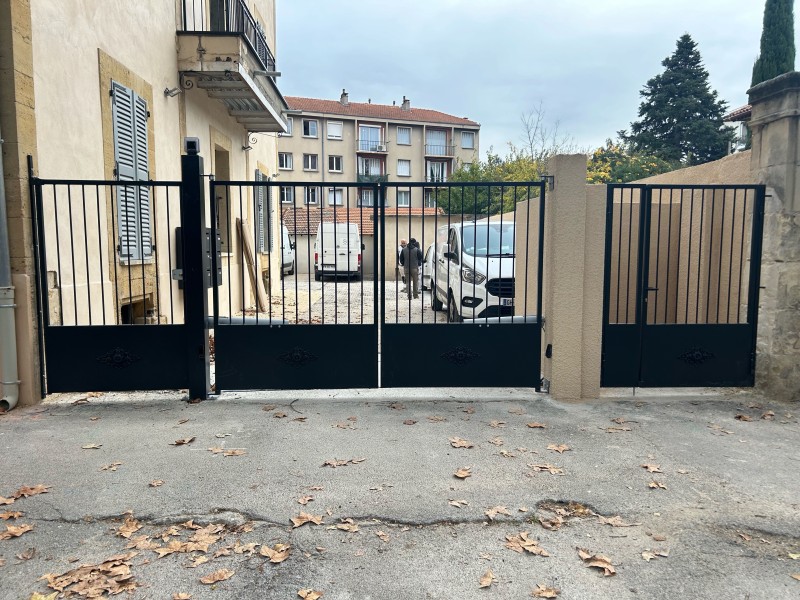 Portail à barreaudage et sous bassement L4000 x H1800 mm