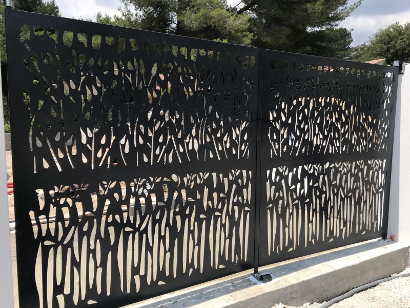 Portail avec motifs découpés L4000 x H1800 mm