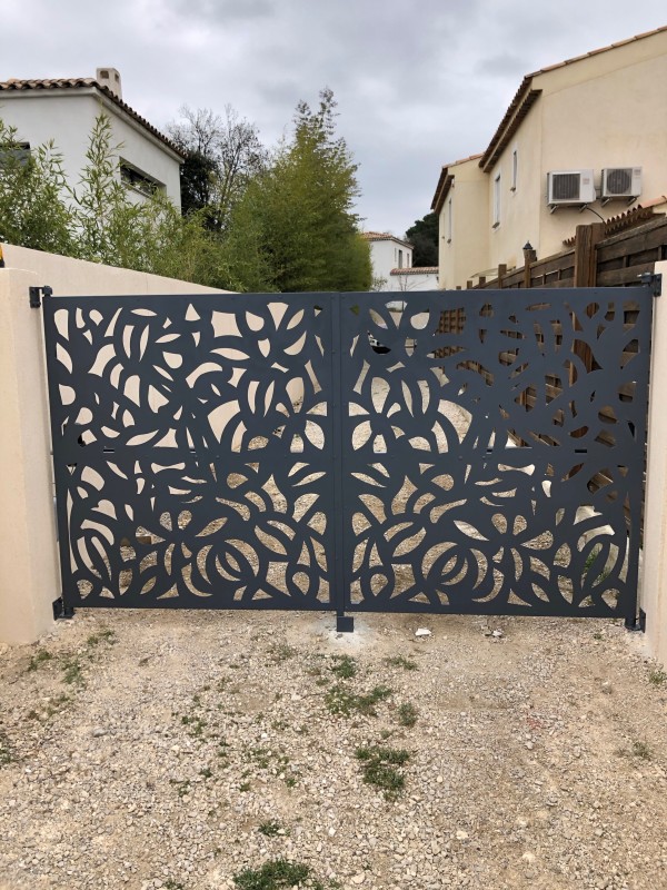 Portail avec motif découpé L5000 x H1800 mm