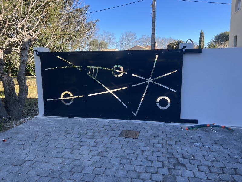 Portail avec motif découpé L5000 x H1800 mm