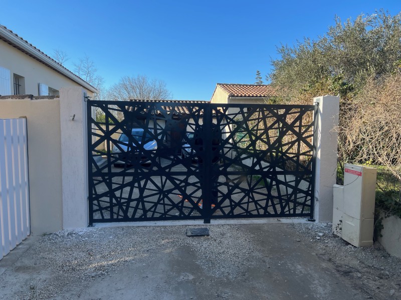 Portail avec motif découpé L5000 x H1800 mm