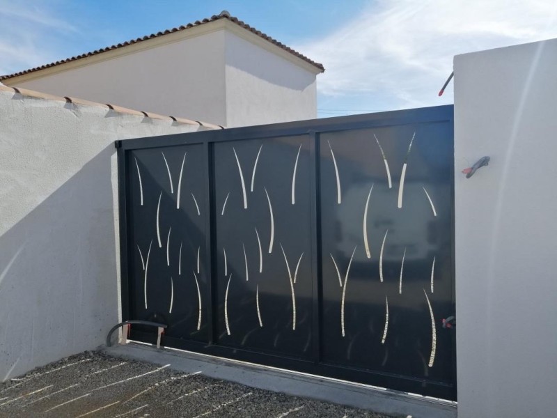 Portail avec motif découpé L5000 x H1800 mm